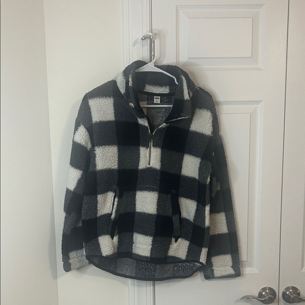 Old Navy Black and White Fleece Pullover